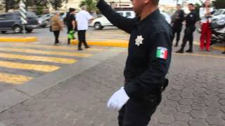 Policias bailadores dirigiendo trafico en zona rio Tijuana [upl. by Cogswell]