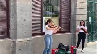 Violinista callejera demuestra su talento extraordinario [upl. by Oiluarb]