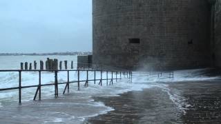 Grande Marée Saint Malo  Vagues porte SaintThomas [upl. by Eninotna121]