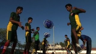 Kicken gegen den Alltag StraßenkinderWM startet in Brasilien [upl. by Akihdar844]