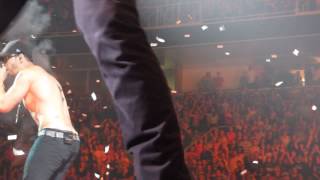 Donnie Wahlberg Dances Shirtless to Games  HP PavilionSAP Center San Jose 71213 [upl. by Siuraj]