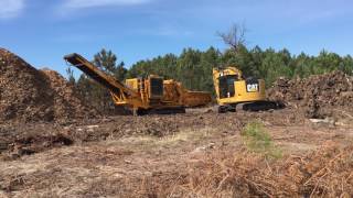 Broyage de souches avec CBI 5400CATERPILLAR 325F [upl. by Yhtorod]