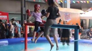 Mom and Daughter Boxing at MBK Center During Songkran [upl. by Anert]