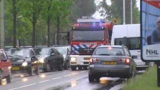 Brandweer knipt auto open Pieter Stuyvesantweg Leeuwarden [upl. by Casilde973]