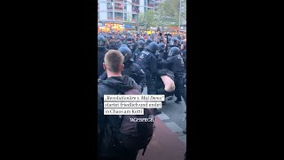 „Revolutionäre 1 Mai Demo“ in Berlin startet friedlich und endet in Chaos [upl. by Kassity289]