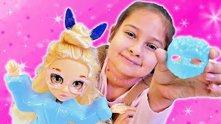 Selín juega con las muñecas y organiza un salón de belleza Videos para niñas de juguetes en español [upl. by Melan]