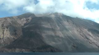 Isola di Stromboli Eolie  eruzione vulcano HD [upl. by Erich]