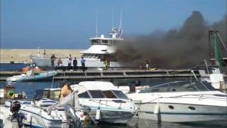 Yacht in fiamme nel Porto di Alghero [upl. by Wengert]