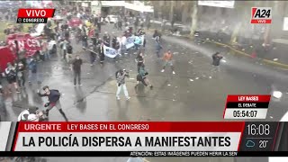 🔴 TENSIÓN Así se enfrentaron manifestantes y la policía mientras se trataba la ley bases [upl. by Bj674]