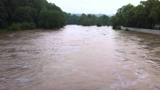 Hochwasser der Mulde in Rochlitz auf der Muldenbrücke am 262013 [upl. by Avon451]