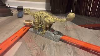 Hot Wheels Trick Tracks  Dino Stunt World [upl. by Eramat]