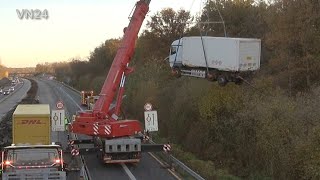 19112022  VN24  Kran hebt Unfall LKW aus dem Wald neben der A1 [upl. by Pearson]