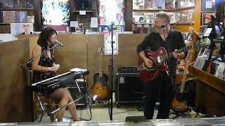 Live in Music City  Wreckless Eric amp Amy Rigby  quotReconnez Cheriequot  Grimeys September 18 2008 [upl. by Roinuj]