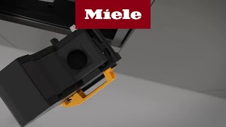 Hoe ontvet ik het filtersysteem van mijn Miele CVA 744X inbouw koffiemachine  Miele [upl. by Eidas389]