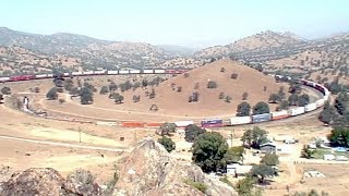 ８重連牽引･全長２キロ！アメリカの貨物列車 8Engine Trains on Tehachapi Loop [upl. by Zaccaria]