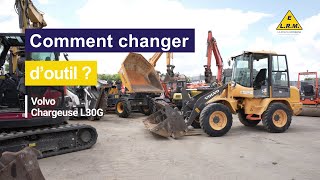 Comment mettre le godet  les fourches sur une chargeuse VOLVO L30G [upl. by Lardner949]