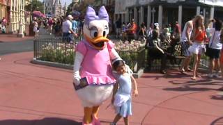 Emma y Daisy Duck en Magic Kingdom [upl. by Enyallij]