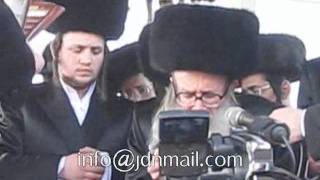 Amshinov Rebbe Mesader Kidushin At His Sons WeddingShevat5772 [upl. by Dole]