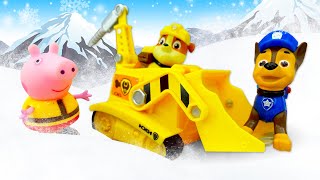 Vidéo pour enfants de la famille de Peppa Pig La Pat Patrouille récupère George sous une avalanche [upl. by Grof]