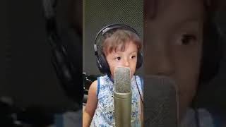 Vuelan los ángeles Niña canta [upl. by Enilekcaj]