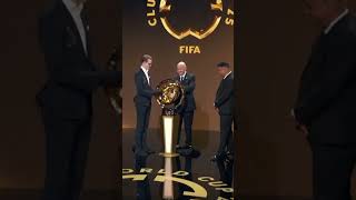 ¡QUÉ MOMENTO 😍 Ronaldo y Gianni Infantino desvelan el trofeo del Mundial de Clubes 👏🏻 FIFACWC [upl. by Bittner]