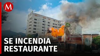 Un incendio arrasa con un restaurante en la zona dorada de Acapulco Guerrero [upl. by Anerom]