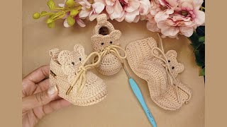 Sapatinho de crochê fácil de fazerEasy and quick to weave baby shoes [upl. by Ydnac721]