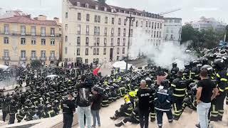 Bombeiros exaltados sobem escadaria do Parlamento durante manifestação [upl. by Bolt]