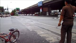 Rama 4 railway level crossing in Bangkok Thailand [upl. by Hudson]