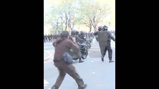 Enfrentamientos entre la policía y los manifestantes en la puerta del Congreso [upl. by Nesyla]