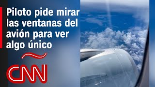 Piloto pide a pasajeros mirar las ventanas del avión para ver el lanzamiento de un cohete al espacio [upl. by Emelin]