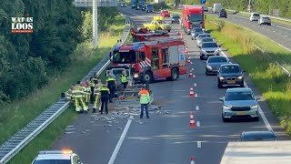 GEKANTELDE AANHANGER ZORGT VOOR VERKEERSOPSTOPPING OP A2 [upl. by Rafaellle]