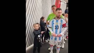 ¡Hermoso momento de Messi y el Dibu con un niño 🤩🇦🇷 shorts [upl. by Merfe181]