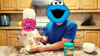 Cookie Monster amp Gonger  Baking sweet cookies with Kraft peanut butter [upl. by Rolandson511]