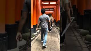 Dieguito en Fushimi Inari templo sintoísta de las puertas famosas [upl. by Notsehc]