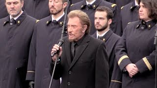 Johnny Hallyday chante une chanson en hommage aux victimes place de la République a P [upl. by Neerhtak]