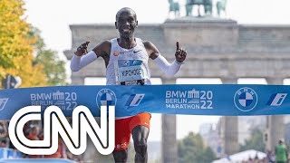 Eliud Kipchoge supera recorde mundial na Maratona de Berlim  CNN DOMINGO [upl. by Olihs]