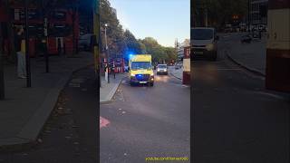 Krankenwagen mit Blaulichteinsatz in London [upl. by Nalyt450]