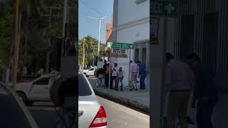 Cuitláhuac González fue captado mientras entregaba una hielera con sueros a músicos en Culiacán [upl. by Norwood]