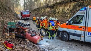 TRAKTOR KIPPT UM  Fahrer unter Trecker eingeklemmt  FEUERWEHR BEFREIT SCHWERVERLETZTEN [upl. by Atiseret]