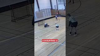 Sledujte Karolína Stošková si poradila náramně 👌📲 Sledujte 1 ligu juniorek na czechfloorballtv [upl. by Georglana184]