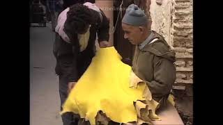 Artisanat Maroc Fez  Les tanneurs Travail du cuir 1994 2M [upl. by Ellasal]