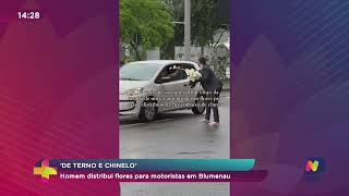 De terno e chinelo homem distribui flores para motoristas em Blumenau [upl. by Engen]