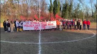 quotNo alla violenzaquot la squadra del Csi di Castronno è scesa in campo con uno striscione [upl. by Landahl748]