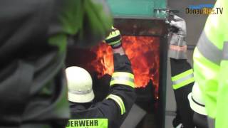 Feuerwehr bekämpft Brand in Restmüllpresse [upl. by Hausmann]