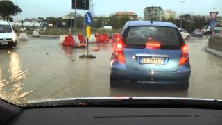 Alluvione a Rimini del 24 06 2013 disastro acqua allagamenti e fogne [upl. by Nireves]