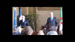 Conférence de presse du Premier ministre Bernard Cazeneuve à Alger [upl. by Iramohs]