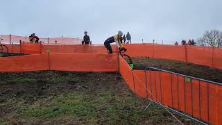 Glibberen en glijden bij training voor het NK veldrijden in Hoogeveen [upl. by Fabria]