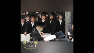 Satmar Rebbe R Aharon Davening At The Tziyun Of His Uncle The Divrei Yoel  26 Av 5781 [upl. by Talley]