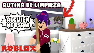 MI RUTINA DE LIMPIEZA  ALGUIEN ME ESPIA EN BLOXBURG  Kori Roblox [upl. by Zinn924]